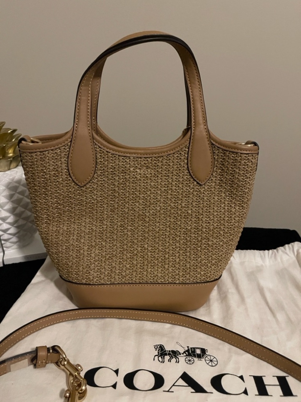 NWOT..Coach Hanna Bucket Bag - Picture 4 of 6